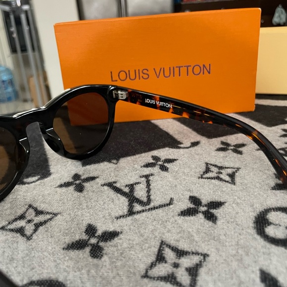 Louis Vuitton Black and Gold Sunglasses - Picture 3 of 11